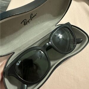 Ray-Ban Black Wayfarer Sunglasses Classic Design